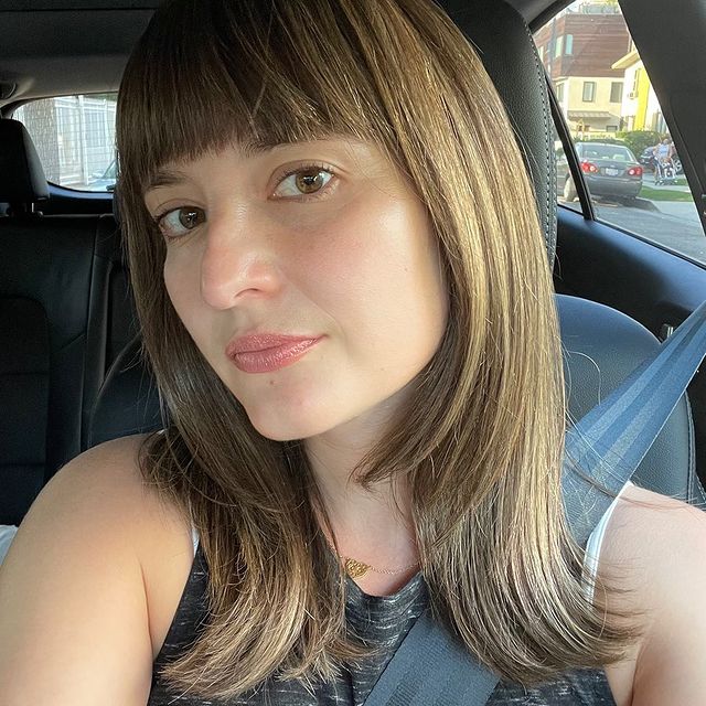 selfie of Allison Raskin wearing black T-shirt 